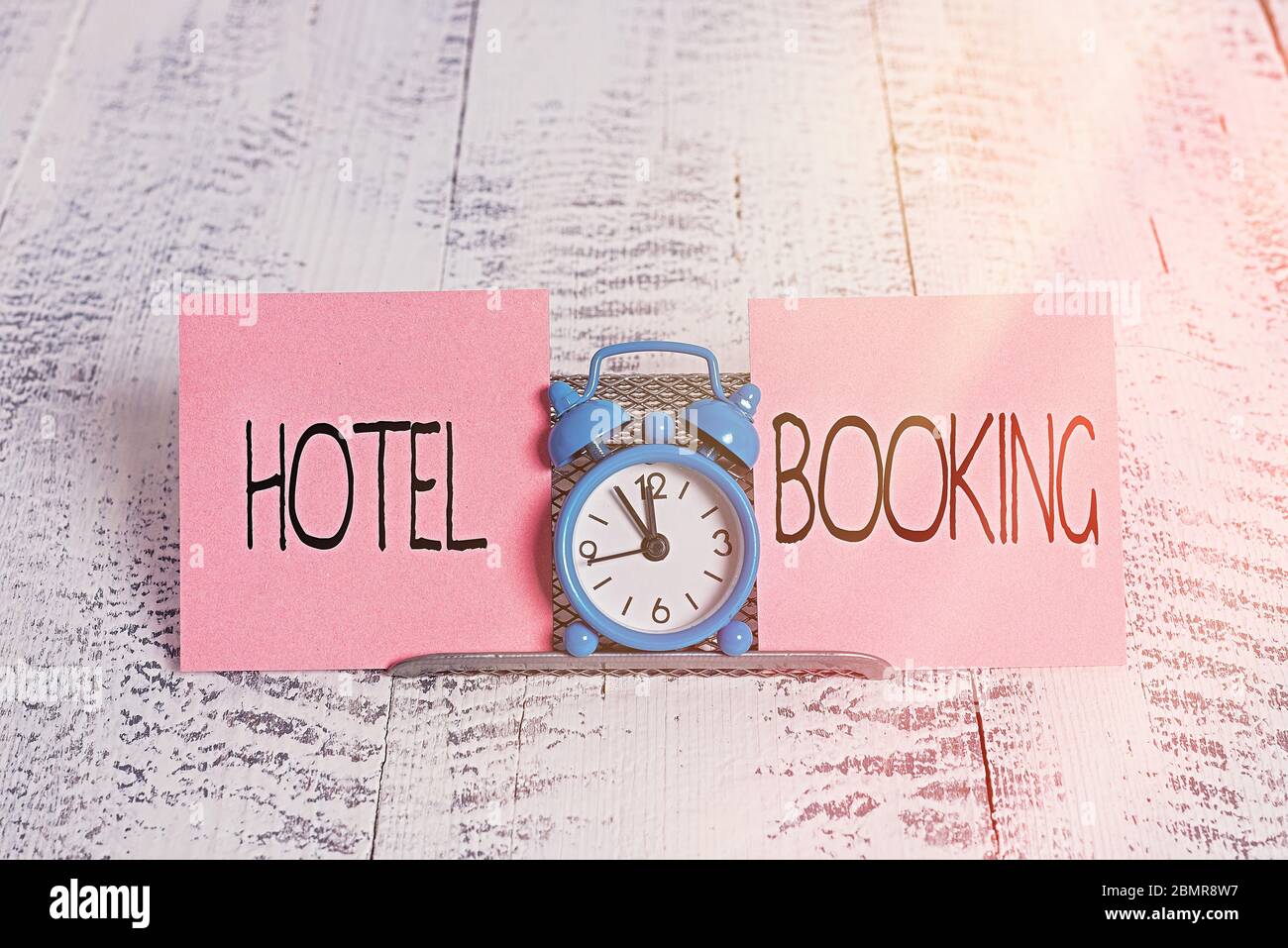 Nota di scrittura che mostra la prenotazione dell'hotel. Business concept for Online Reservations Suite Presidenziale De Luxe Hospitality Mini sveglia blu in piedi abo Foto Stock
