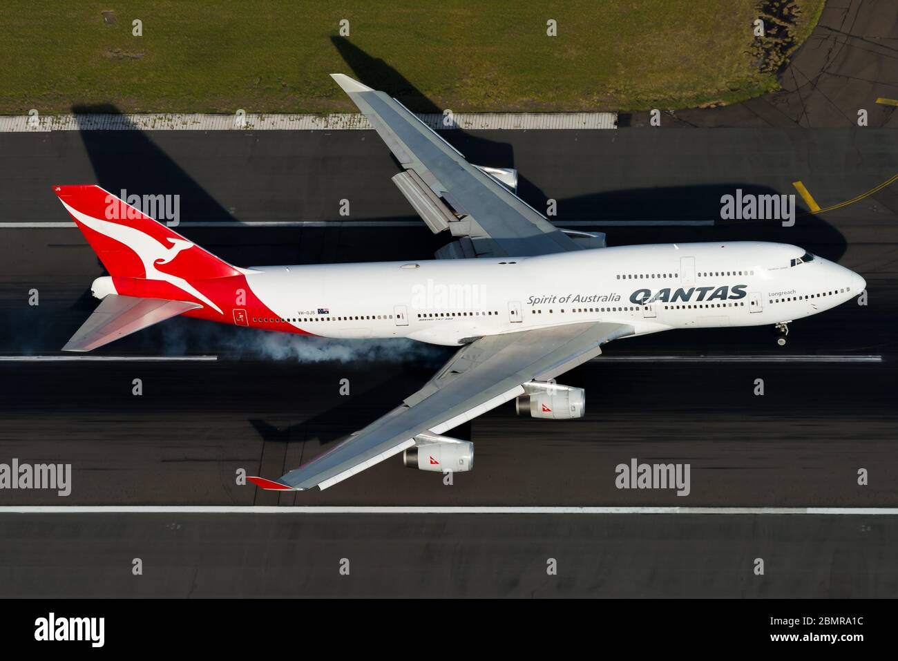 Qantas Airways Boeing 747 atterra all'aeroporto internazionale Kingsford Smith di Sydney in Australia. B747 VH-OJS apertura alette e spranghe. Antenna. Foto Stock