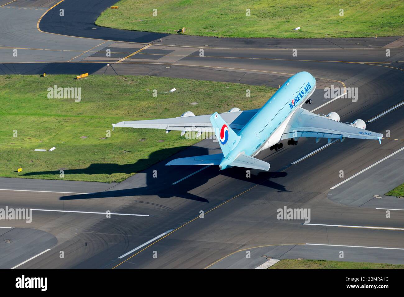 Korean Air Airbus A380 in partenza dall'aeroporto internazionale di Sydney, Australia. Aereo A380-800 HL7613 decollo. Vista aerea di aerei super pesanti. Foto Stock