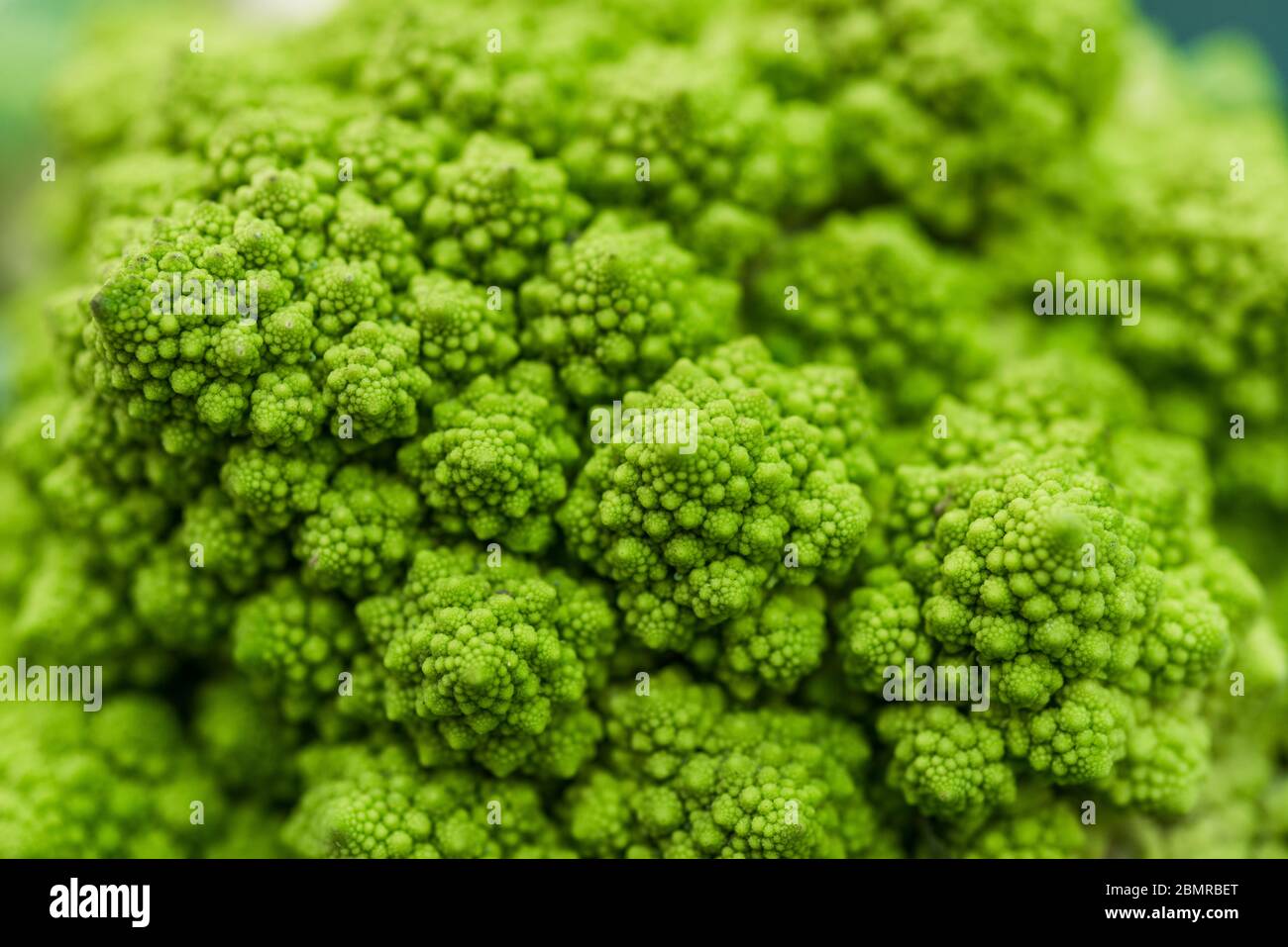 Foto di macro cibo di romanesco broccoli biologico presso la bancarella del mercato contadino. Foto Stock