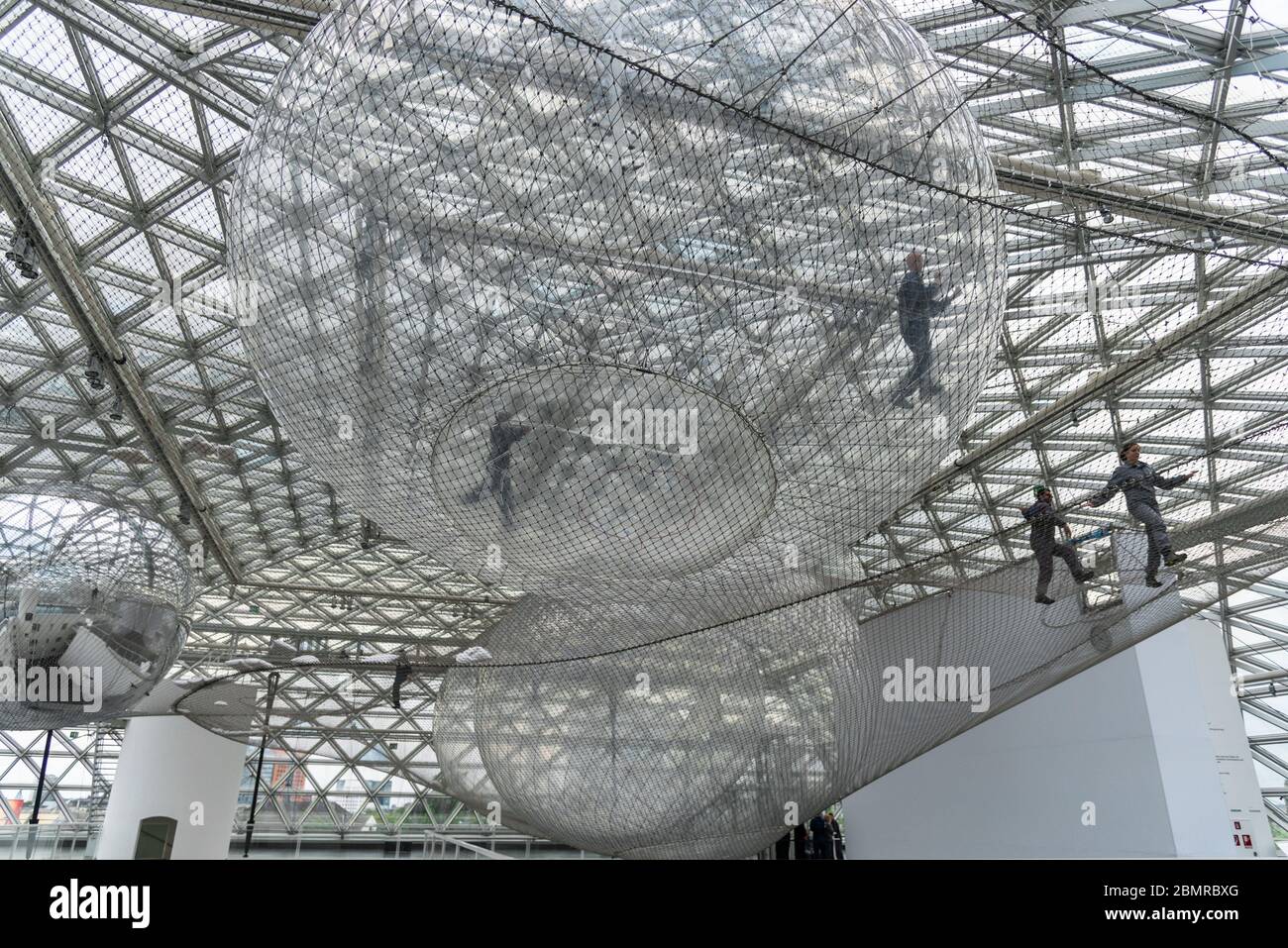 Dusseldorf, Germania - 13 agosto 2019: All'interno del museo K21 e in mostra a Orbit Foto Stock