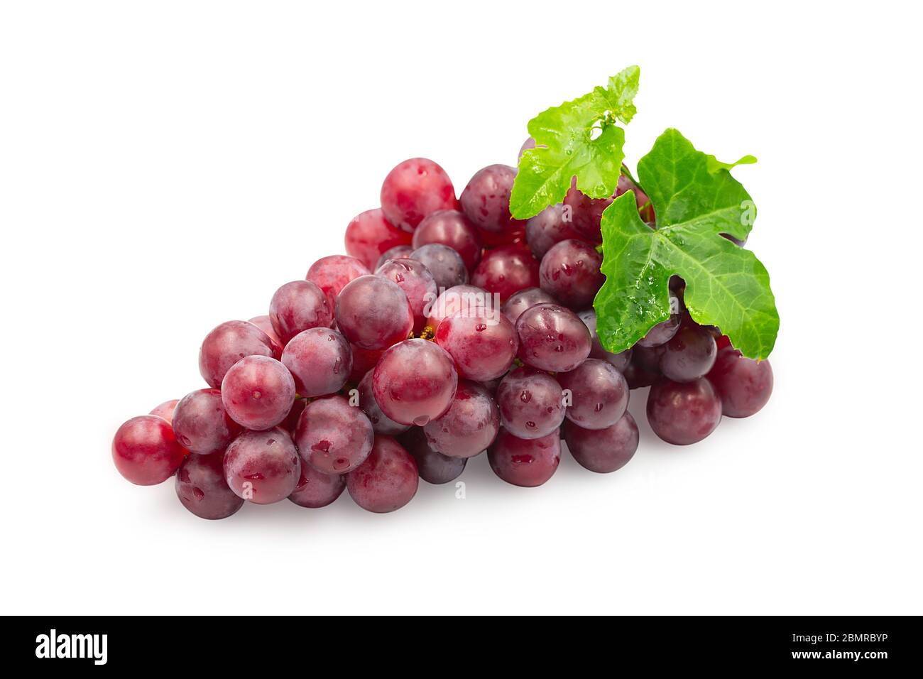 Grande grappolo fresco di uva rossa organica matura con foglie su sfondo bianco isolato con percorso di taglio. L'uva rossa ha un sapore dolce, succoso e delizioso, Foto Stock