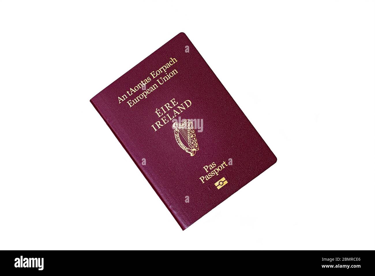 Passaporto irlandese isolato su sfondo bianco Foto Stock