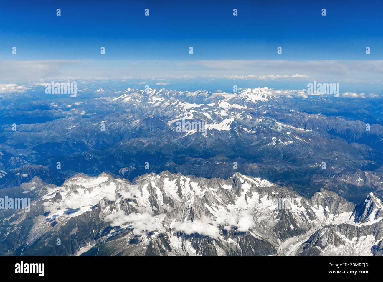 Paesaggio vista aerea delle Alpi montagne con nuvole e nebbia sopra la Svizzera. Foto Stock