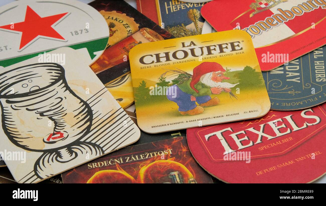 Coasters di birra assortiti o stuoie per birre e birre europee: La Chouffe, texels, Heineken, Kronenbourg, Duvel. Foto Stock