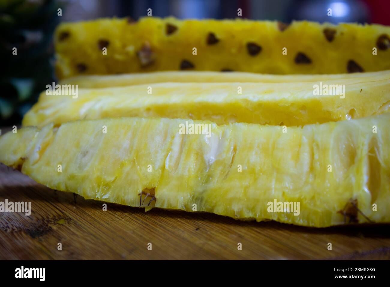 La pelle di ananas rimossa e tagliata a fette lunghe. L'ananas è sano e buono nelle vitamine. Uso per un sano concetto di snack. Foto Stock