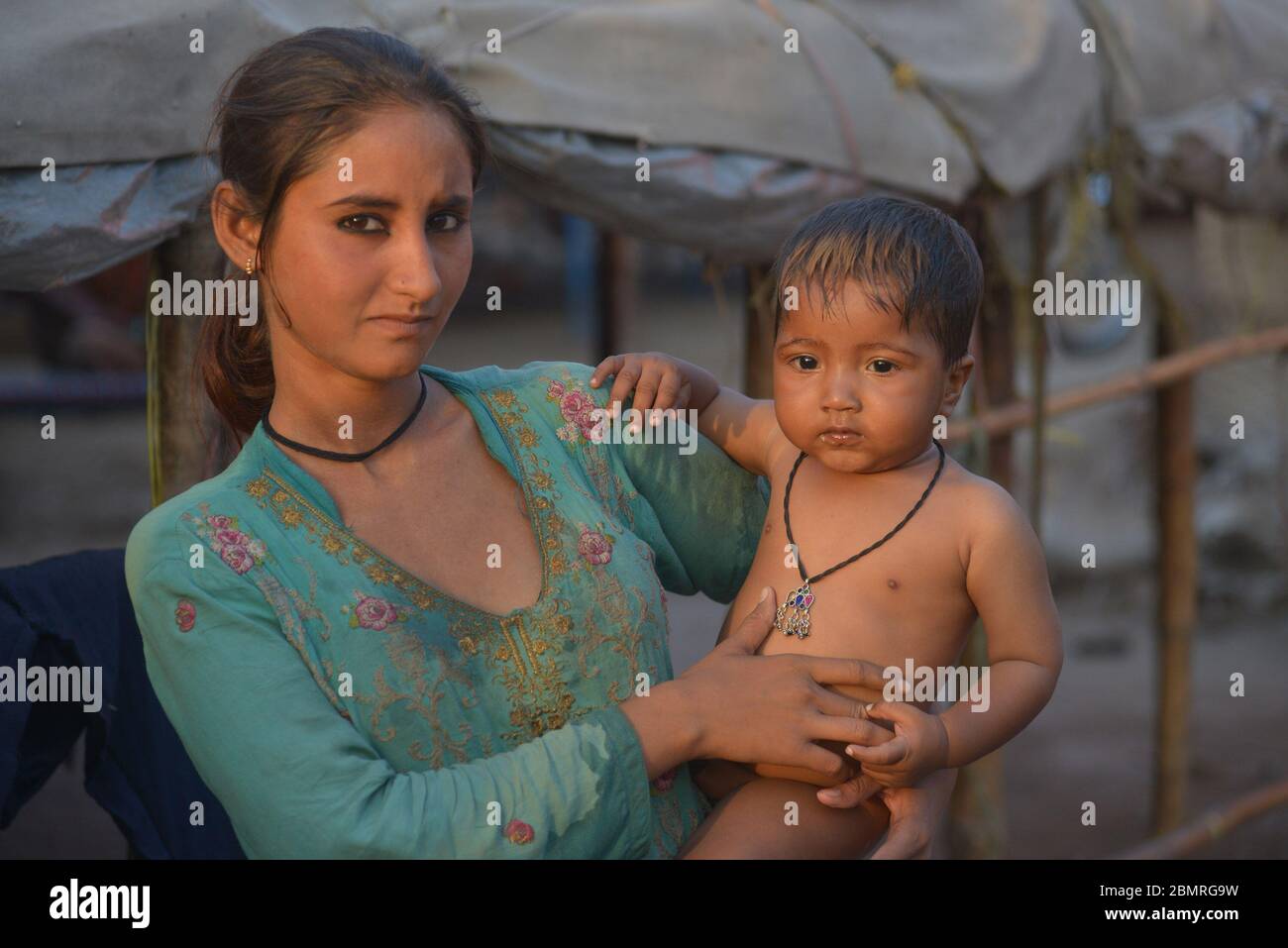 Lahore, Pakistan. 10 maggio 2020. La madre pakistana sta giocando ed esprimendo affetto al suo bambino alla vigilia della giornata delle madri sulla riva del fiume Ravi a Lahore. La Giornata della mamma si celebra ogni anno la seconda Domenica di Maggio Globally.Pakistan insieme ai loro bambini, è una celebrazione che onora la madre della persona, così come la maternità, i legami materni, e l'influenza delle madri nella società. La Festa della mamma è nata principalmente da due donne, Julia Ward Howe e Anna Jarvis. Credit: Pacific Press Agency/Alamy Live News Foto Stock