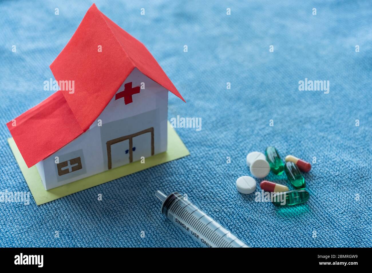 Ospedale con apparecchiature mediche su sfondo blu e copia space.Healthcare e assicurazione piano di investimento. Foto Stock