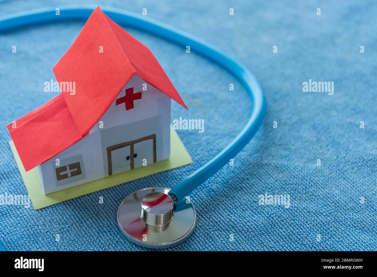 Ospedale con apparecchiature mediche su sfondo blu e copia space.Healthcare e assicurazione piano di investimento. Foto Stock