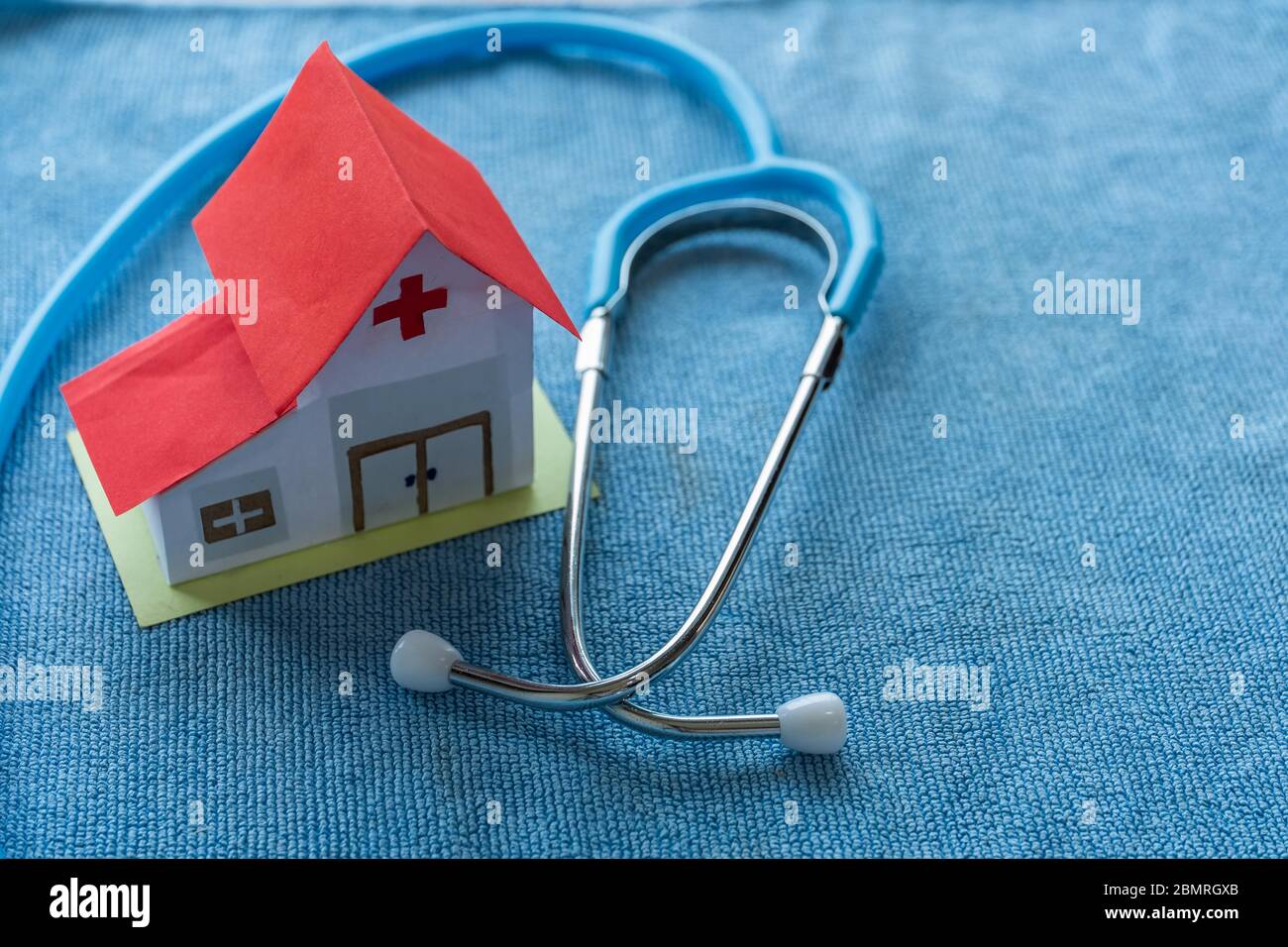 Ospedale con apparecchiature mediche su sfondo blu e copia space.Healthcare e assicurazione piano di investimento. Foto Stock