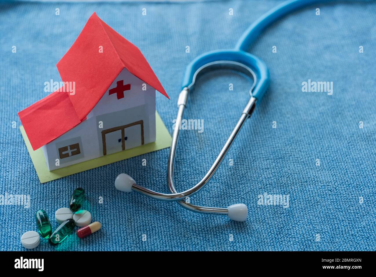 Ospedale con apparecchiature mediche su sfondo blu e copia space.Healthcare e assicurazione piano di investimento. Foto Stock