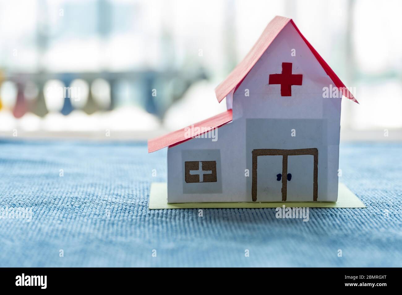 Ospedale con apparecchiature mediche su sfondo blu e copia space.Healthcare e assicurazione piano di investimento. Foto Stock