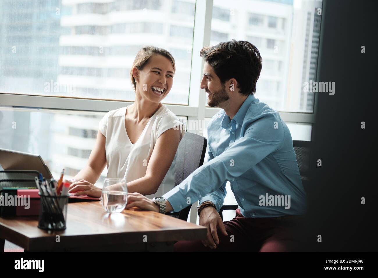 Due persone che lavorano insieme con il computer portatile in ufficio aziendale Foto Stock