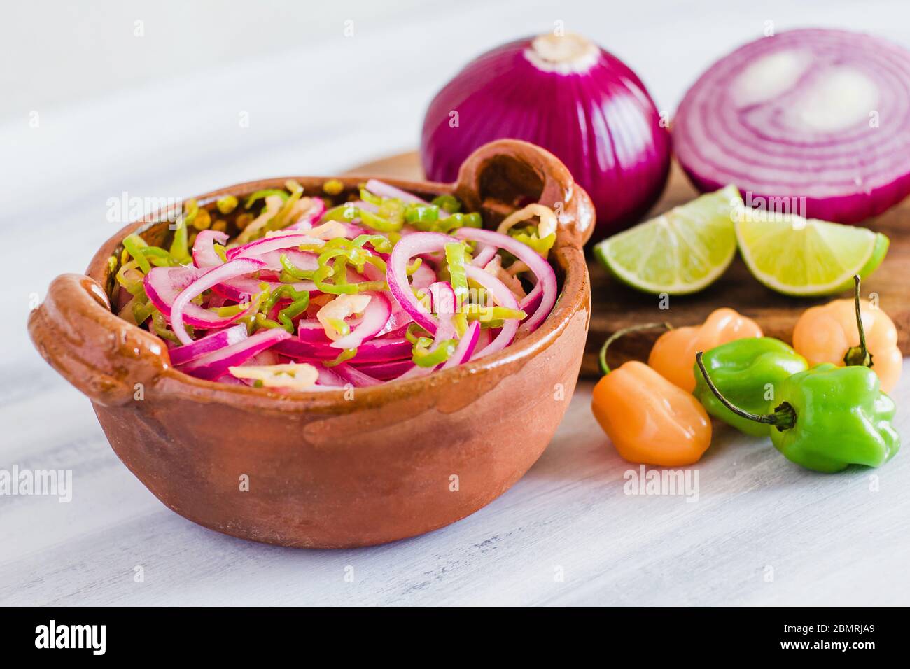 Salsa habanero con cipolla e limone, tradizionale per il pibil Cochinita di Merida Yucatan Messico Foto Stock