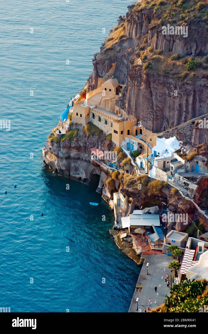 Oia villaggio a Santorini isola in Grecia. (Vista sul mare e sul villaggio) Foto Stock