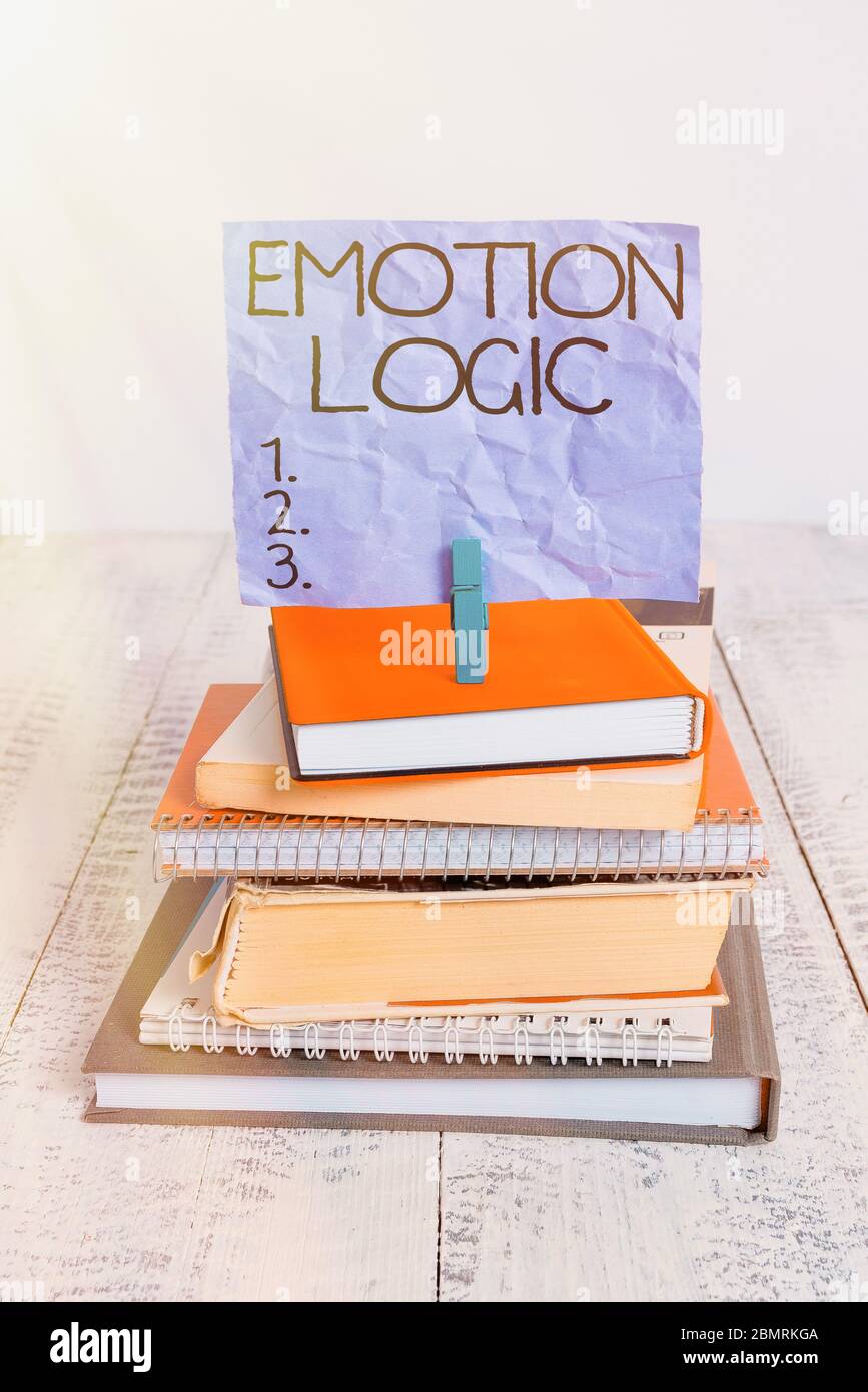 Scrittura a mano testo Emotion Logic. Foto concettuale cuore o cervello anima o intelligenza confusione uguale equilibrio pila impilati libri notebook chiostespi Foto Stock