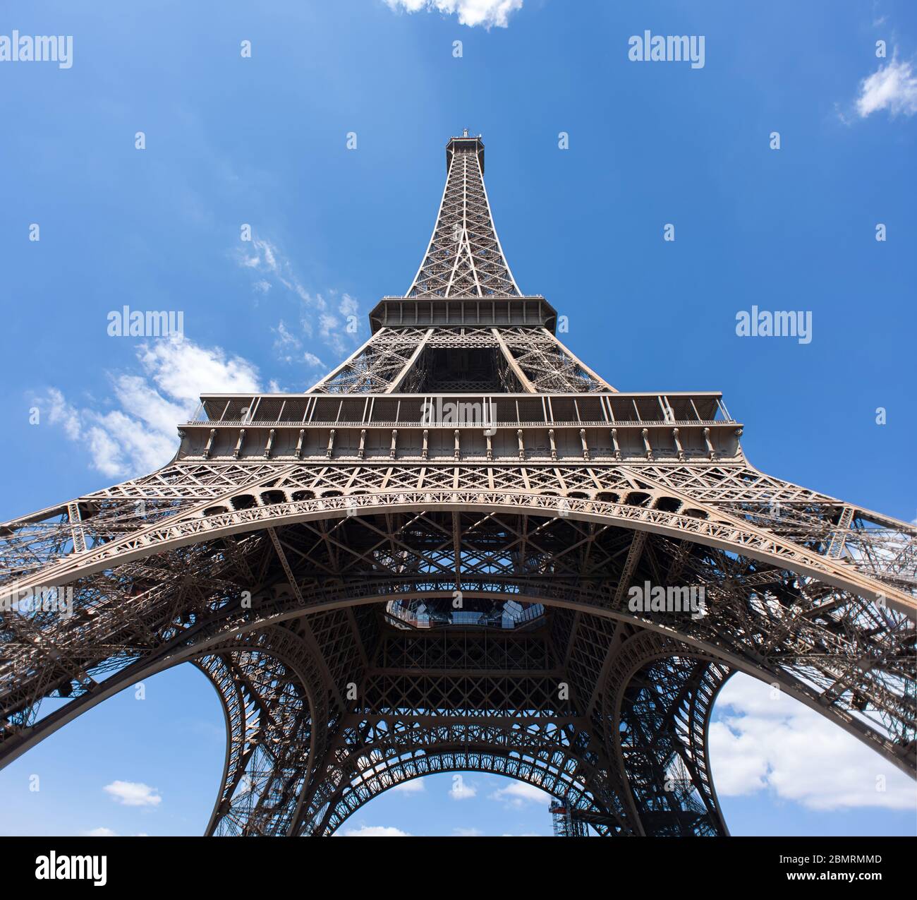 Torre Eiffel a Parigi su sfondo blu. Francia. Vista inferiore. La migliore destinazione in Europa. Foto Stock
