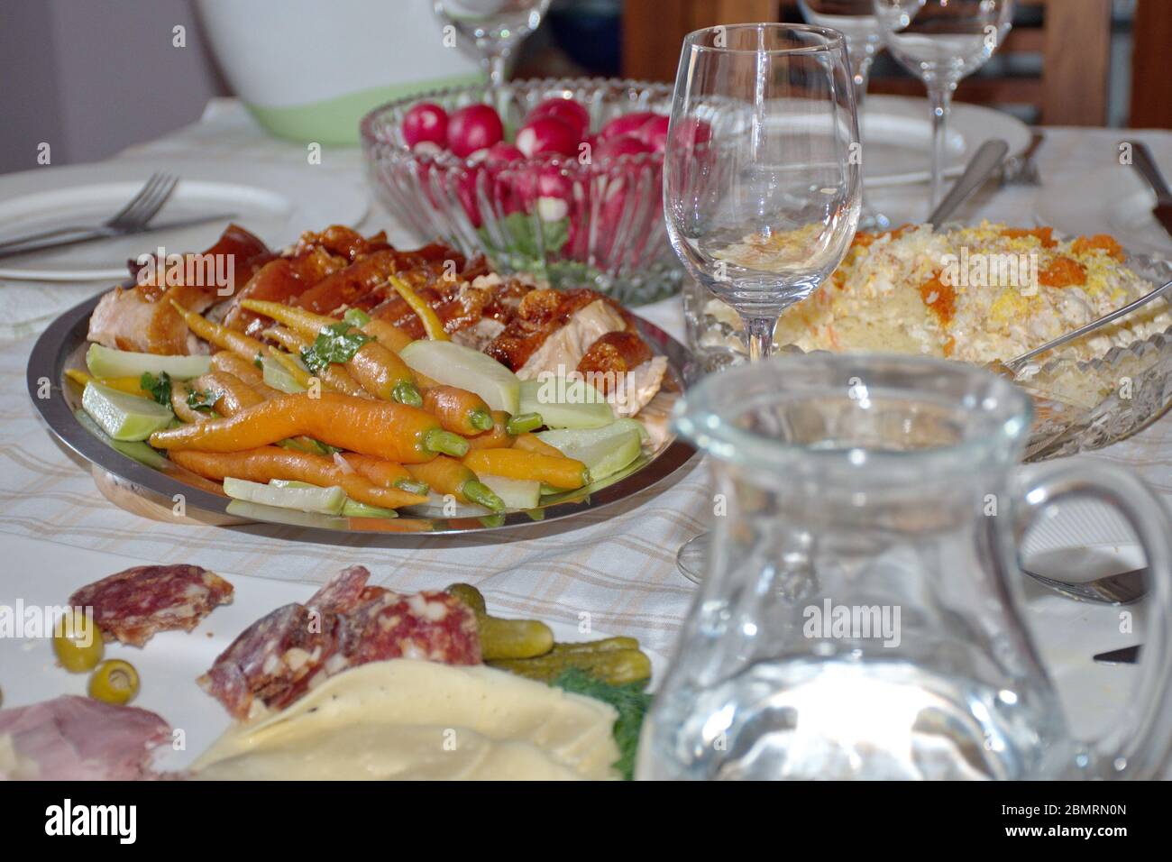 Cibo a tavola in sala da pranzo pronto a mangiare Foto Stock