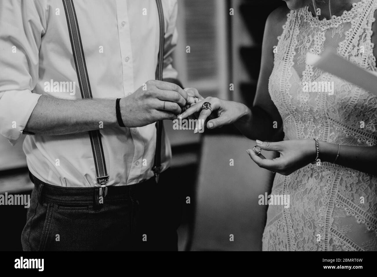 Sposa e lo sposo lo scambio di anelli Foto Stock