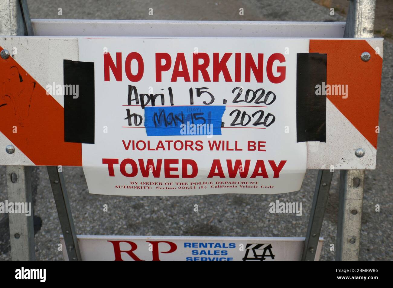 Malibu, California, USA 9 maggio 2020 una visione generale dell'atmosfera di No Parking Sign on PCH durante Coronavirus Covid-19 Pandemic il 9 maggio 2020 a Malibu, California, USA. Foto di Barry King/Alamy Stock Foto Foto Stock