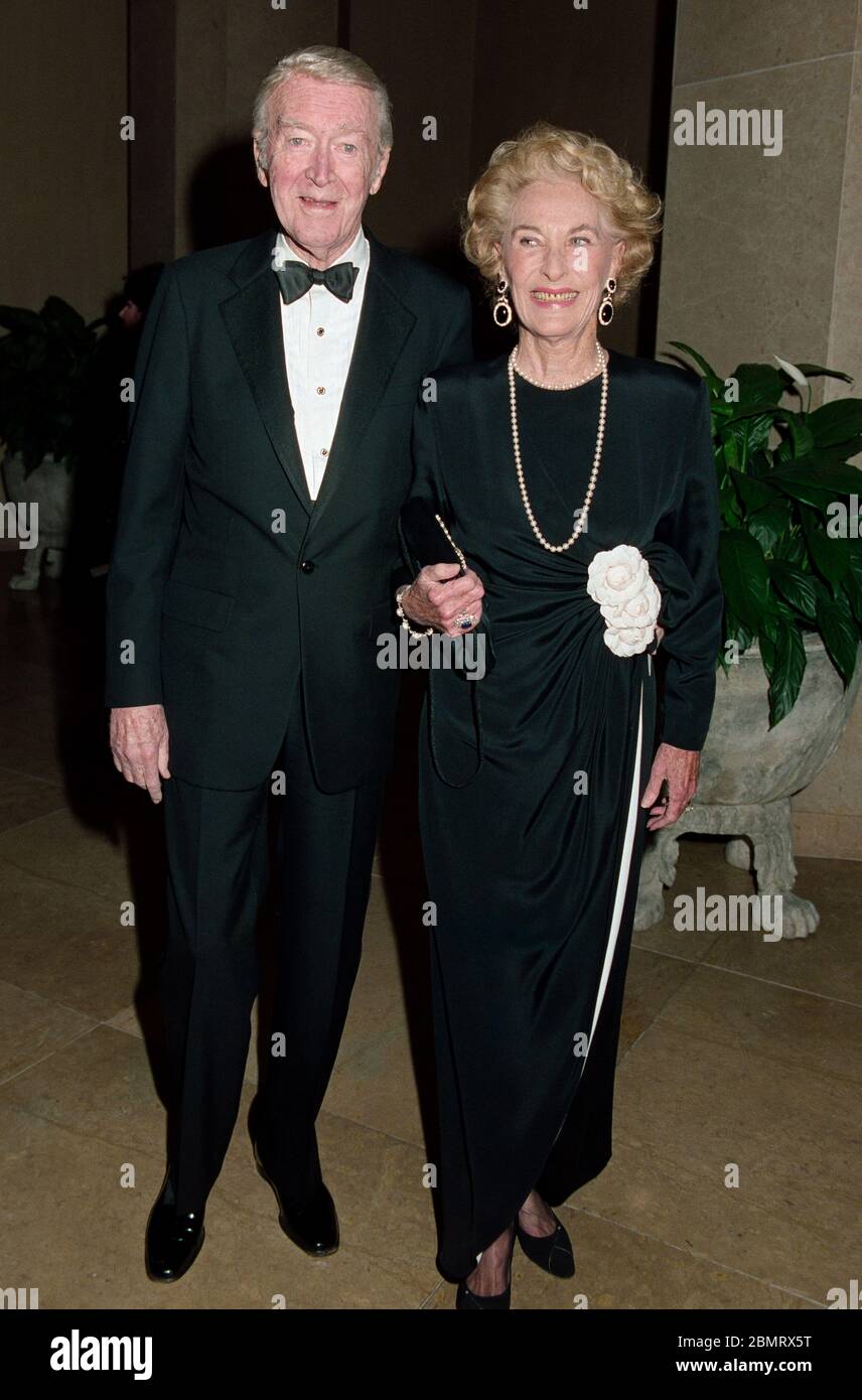 LOS ANGELES, CALIFORNIA. 30 gennaio 1993: Attore James Stewart & moglie Gloria Hatrick McLean all'evento Scopus Award che premia Aaron Spelling al Beverly Hilton Hotel di Beverly Hills. Foto file © Paul Smith/Featureflash Foto Stock