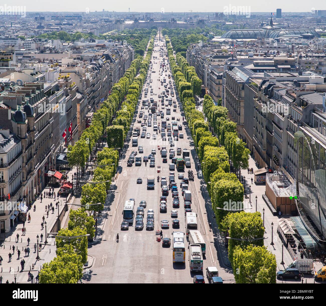 Parigi. Francia - 15 maggio 2019: Avenue des Champs Elysees. Vista dall'Arco di Trionfo a Parigi. Francia. Foto Stock