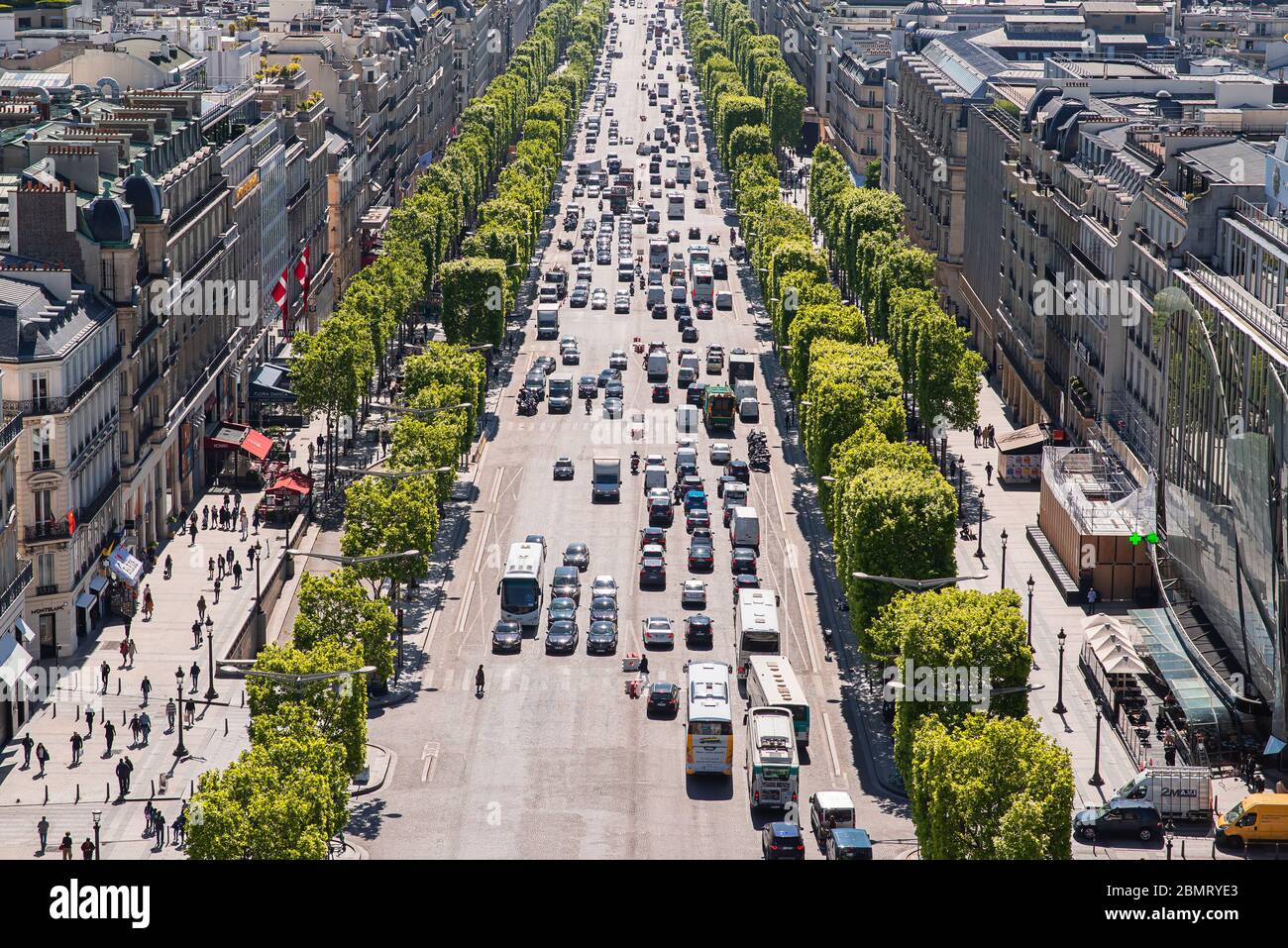 Parigi. Francia - 15 maggio 2019: Avenue des Champs Elysees. Vista dall'Arco di Trionfo a Parigi. Francia. Foto Stock