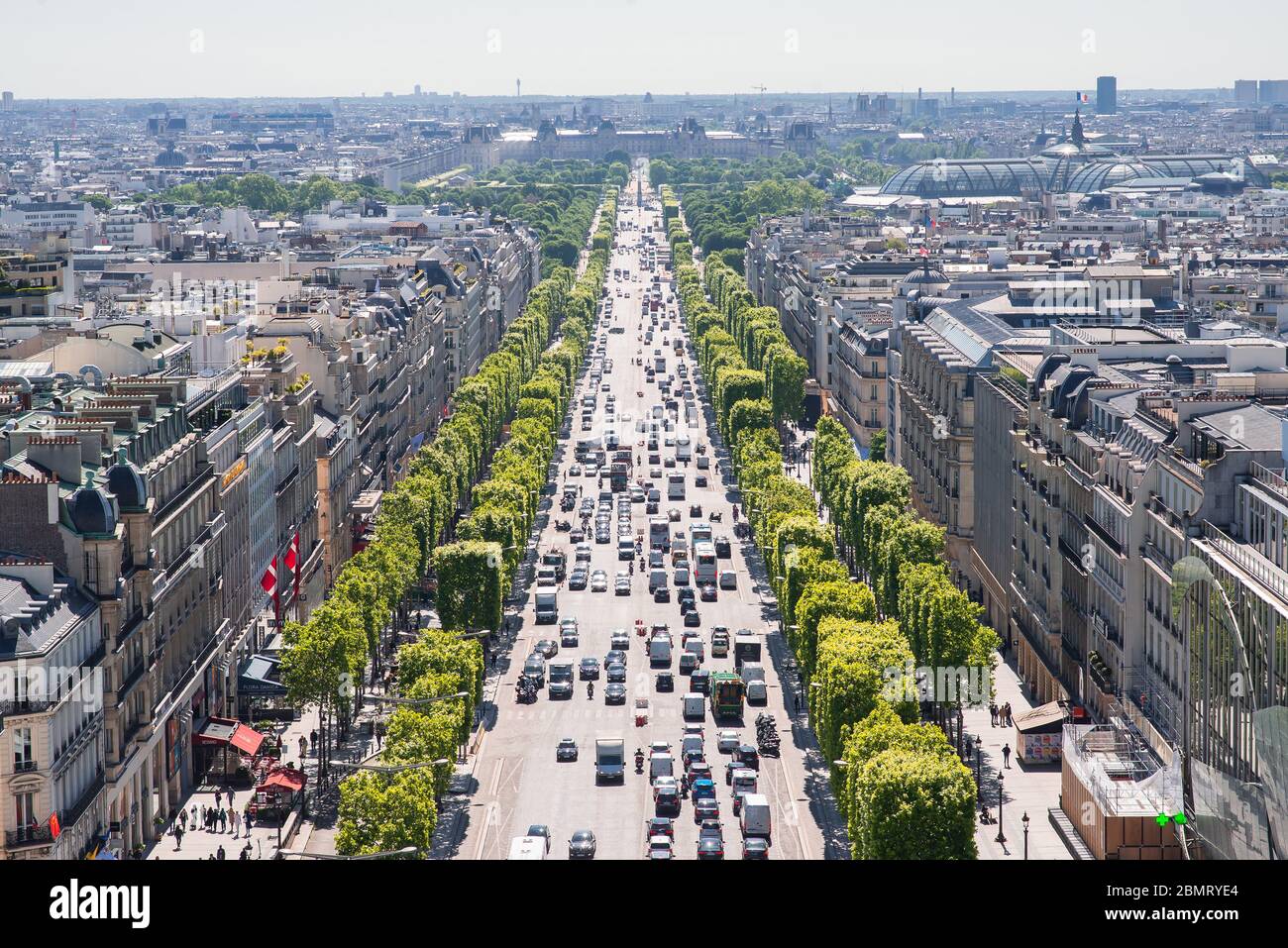 Parigi. Francia - 15 maggio 2019: Avenue des Champs Elysees. Vista dall'Arco di Trionfo a Parigi. Francia. Foto Stock