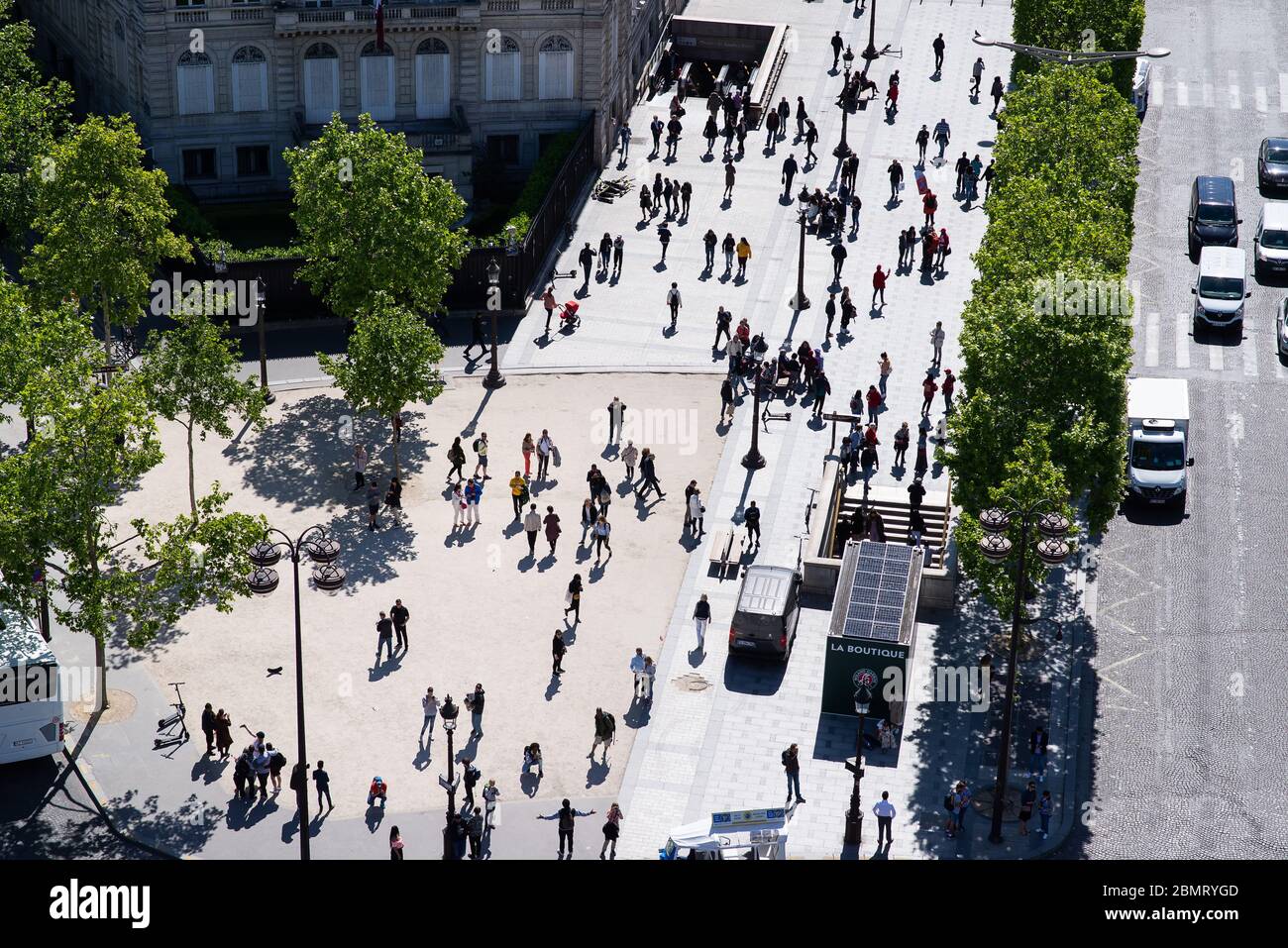Parigi. Francia - 15 maggio 2019: Folla di pedoni su Avenue des Champs Elysees. Vista dall'Arco di Trionfo a Parigi. Francia. Foto Stock
