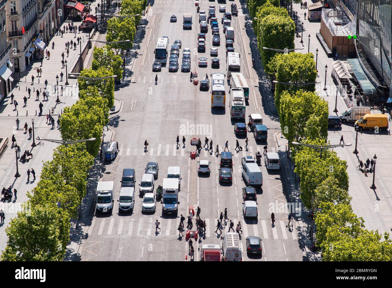 Parigi. Francia - 15 maggio 2019: Avenue des Champs Elysees. Vista dall'Arco di Trionfo a Parigi. Francia. Foto Stock