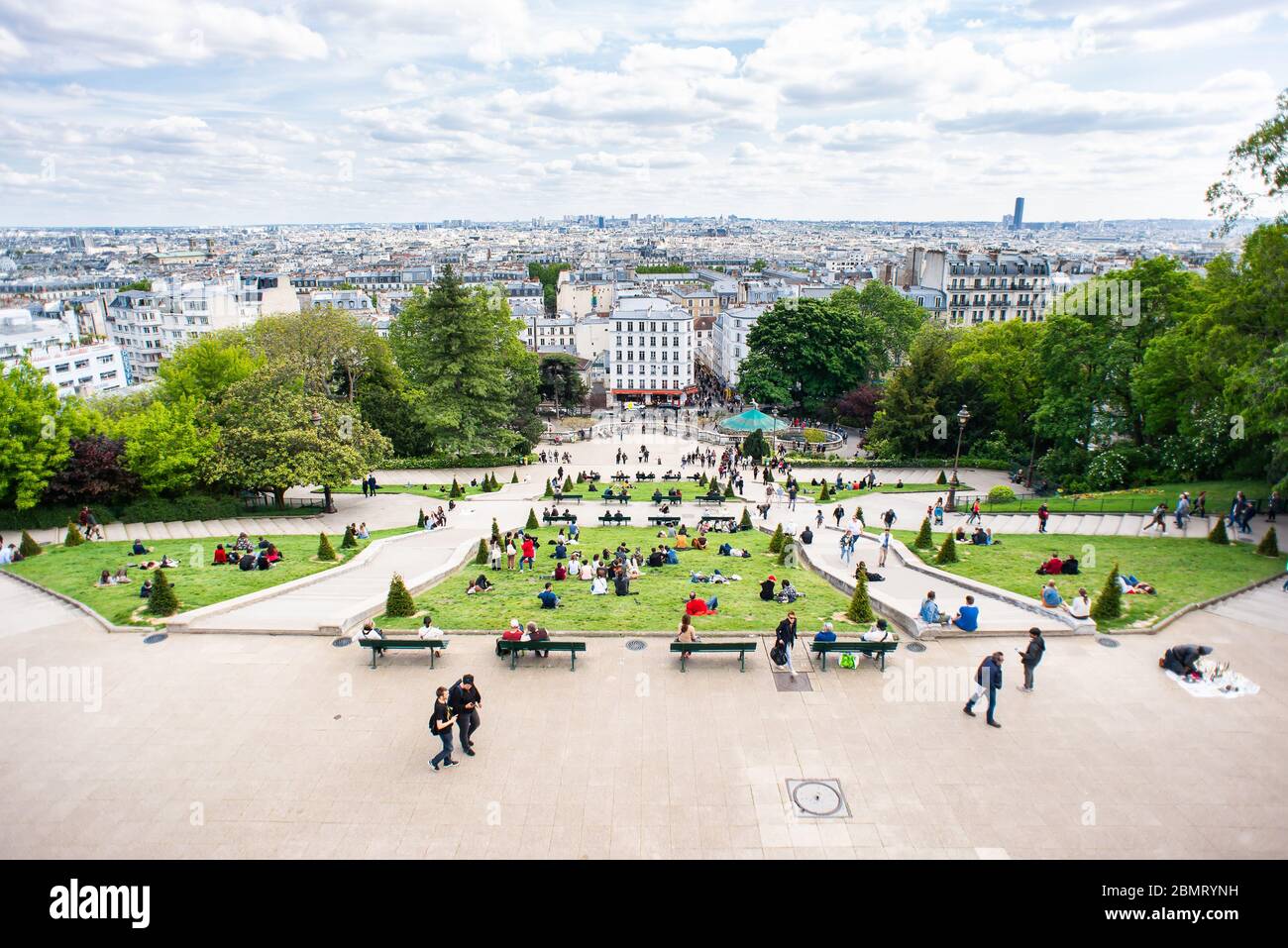 Parigi. Francia - 15 maggio 2019: Paesaggio urbano di Parigi. Vertice della Butte Montmartre a Parigi. Francia. Turisti a piedi. Foto Stock