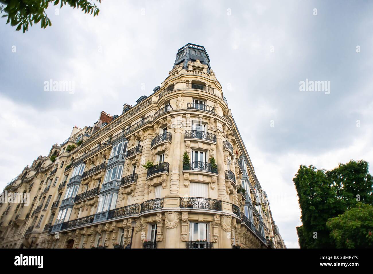 Parigi. Francia - 17 maggio 2019: Bellissimo edificio antico situato al crocevia di Rue Auguste Comte e Avenue de l' Observatoire Streets a Parigi Foto Stock