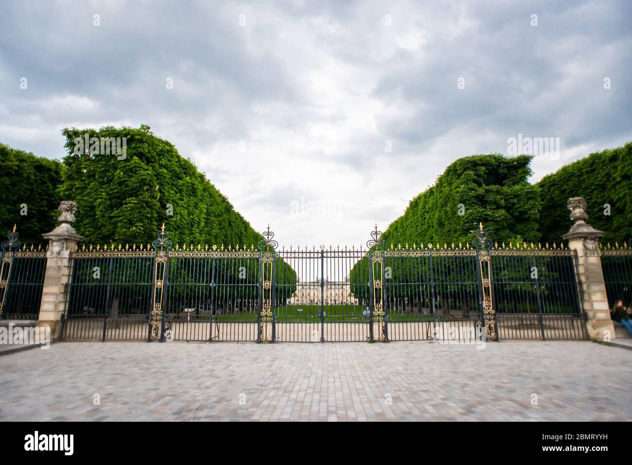 Parigi. Francia - 17 maggio 2019: Ingresso porta dei Giardini di Lussemburgo a Parigi, Francia. Vista da Rue Auguste Comte Street. Foto Stock