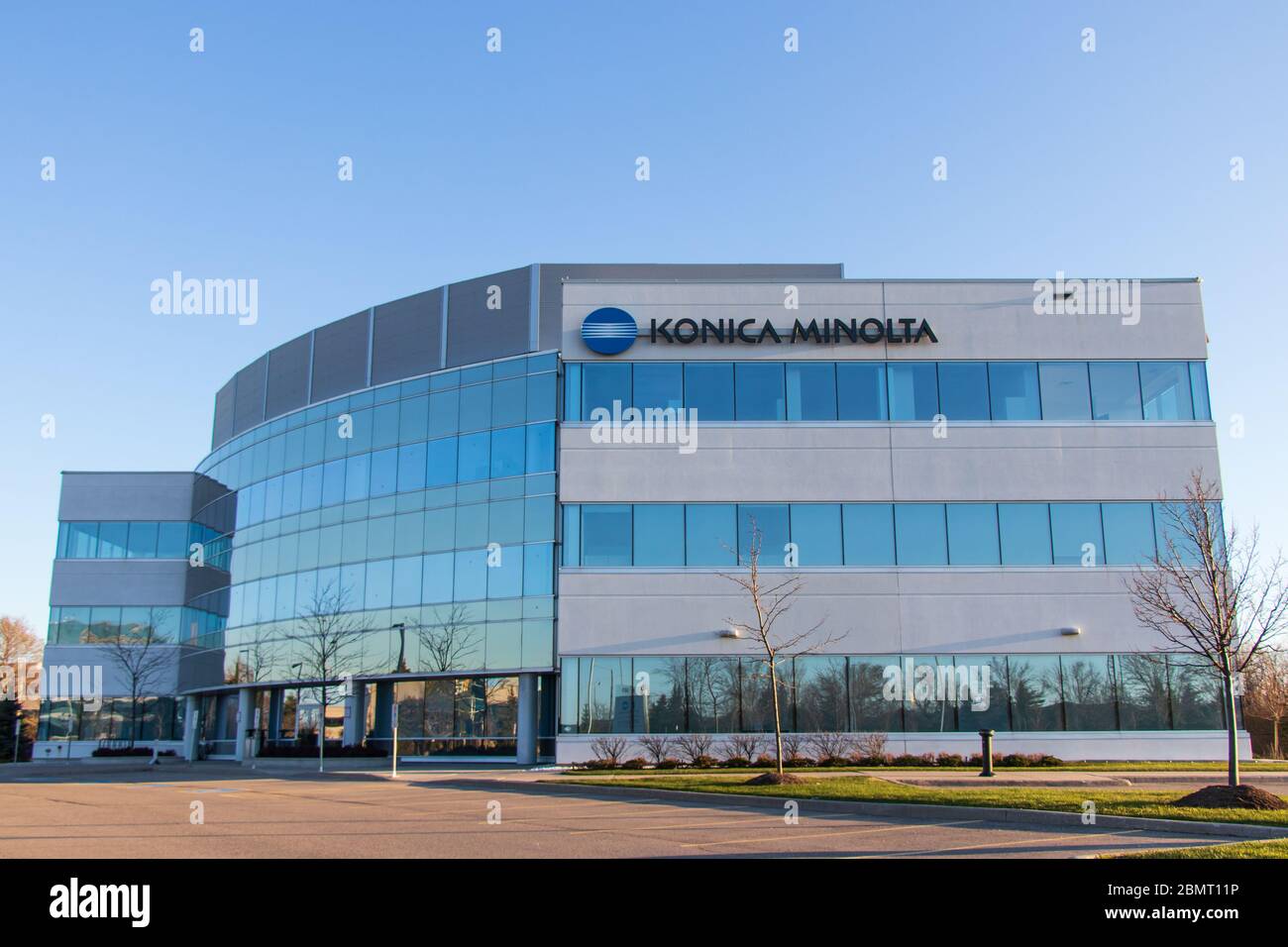 Konica Minolta, un ufficio multinazionale giapponese di tecnologia vicino a Toronto con il loro logo visto in cima all'edificio. Foto Stock