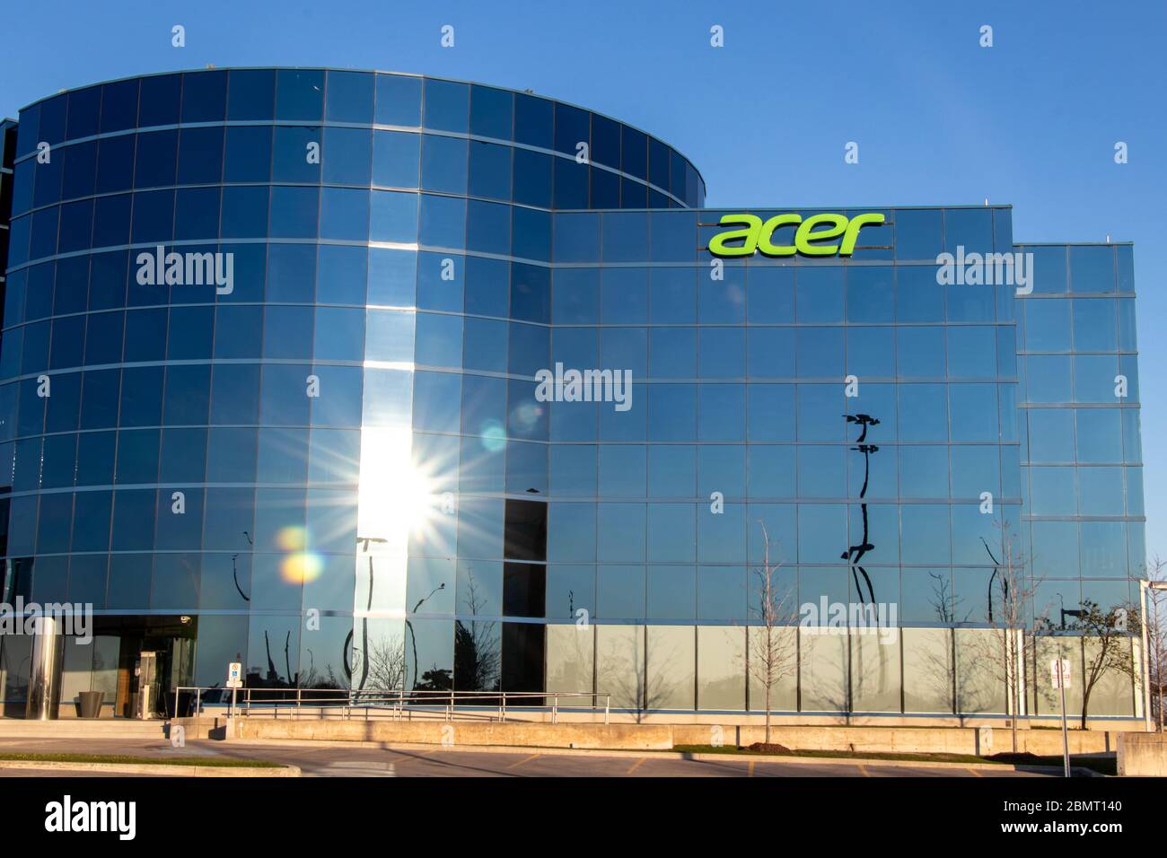 Acer Inc., con un logo verde sulla cima come il sole si glassa fuori dal vetro. Foto Stock