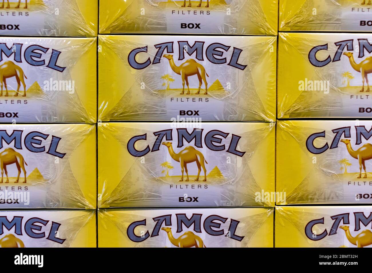 Aeroporto, palma, mallorca, spagna, 2019 aprile 14: Sigaretta di cammello sugli scaffali per la vendita in un negozio duty free Foto Stock