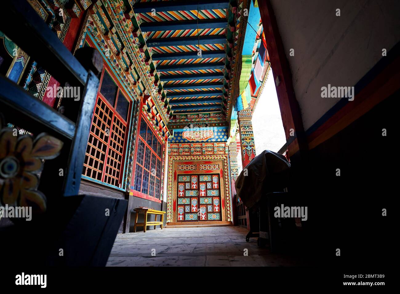 Zongang. 9 maggio 2020. Foto scattata il 9 maggio 2020 mostra decorazioni interne di una residenza al villaggio di Junyong a Dobbar Township della contea di Zongang nella città di Qamdo, regione autonoma del Tibet della Cina sudoccidentale. Dobbar Township è stata una tappa importante sulla strada del cavallo del tè antico, una carovana storica e una rotta commerciale nella Cina sud-occidentale. Persone di culture diverse si erano incontrate qui per fare affari. Generazioni di scambi culturali hanno contribuito a plasmare lo stile unico delle residenze locali di Dobbar. Credit: Wang Zehao/Xinhua/Alamy Live News Foto Stock