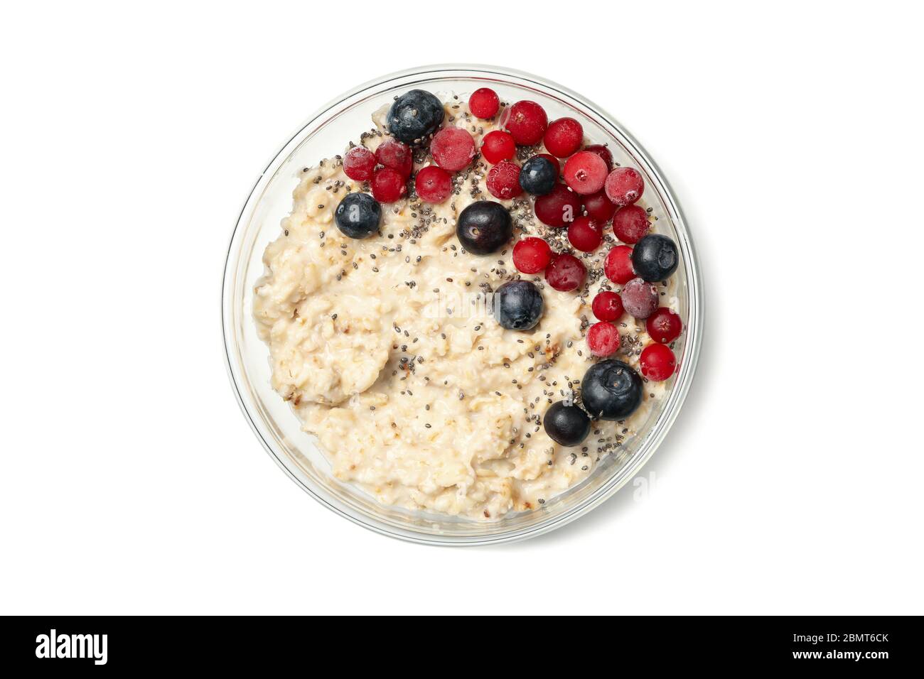 Ciotola con porridge d'avena e ingredienti isolati su sfondo bianco Foto Stock