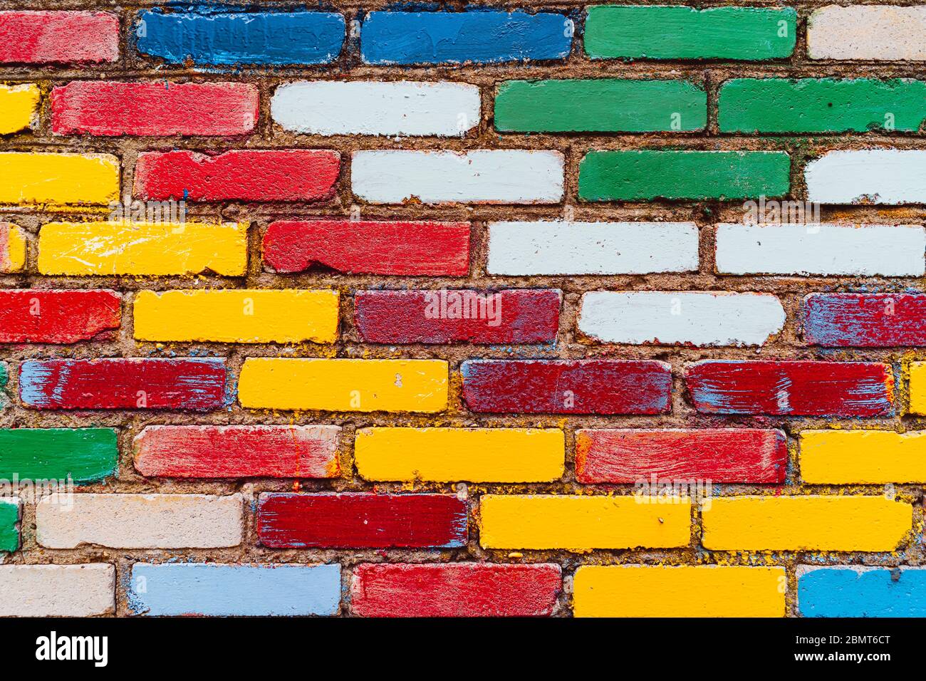 muro di mattoni fatto di mattoni colorati Foto Stock