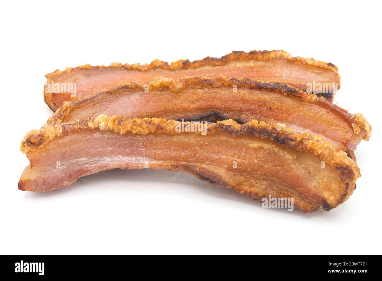 fetta di pancetta sfondo bianco Foto Stock