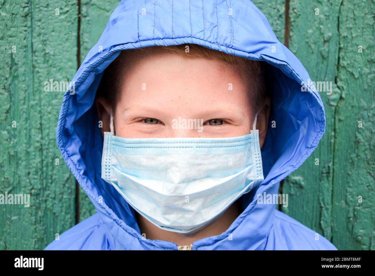 Bambini in età scolare in maschere mediche. Ritratto del bambino in età scolare. Bambino in maschera antivirale Foto Stock