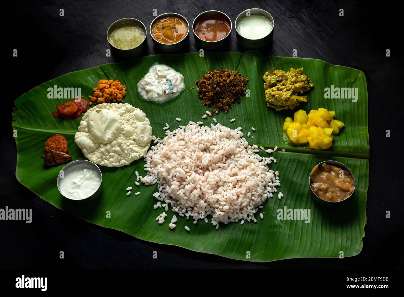 Piatti vegetariani del Kerala su foglia di banana Foto Stock