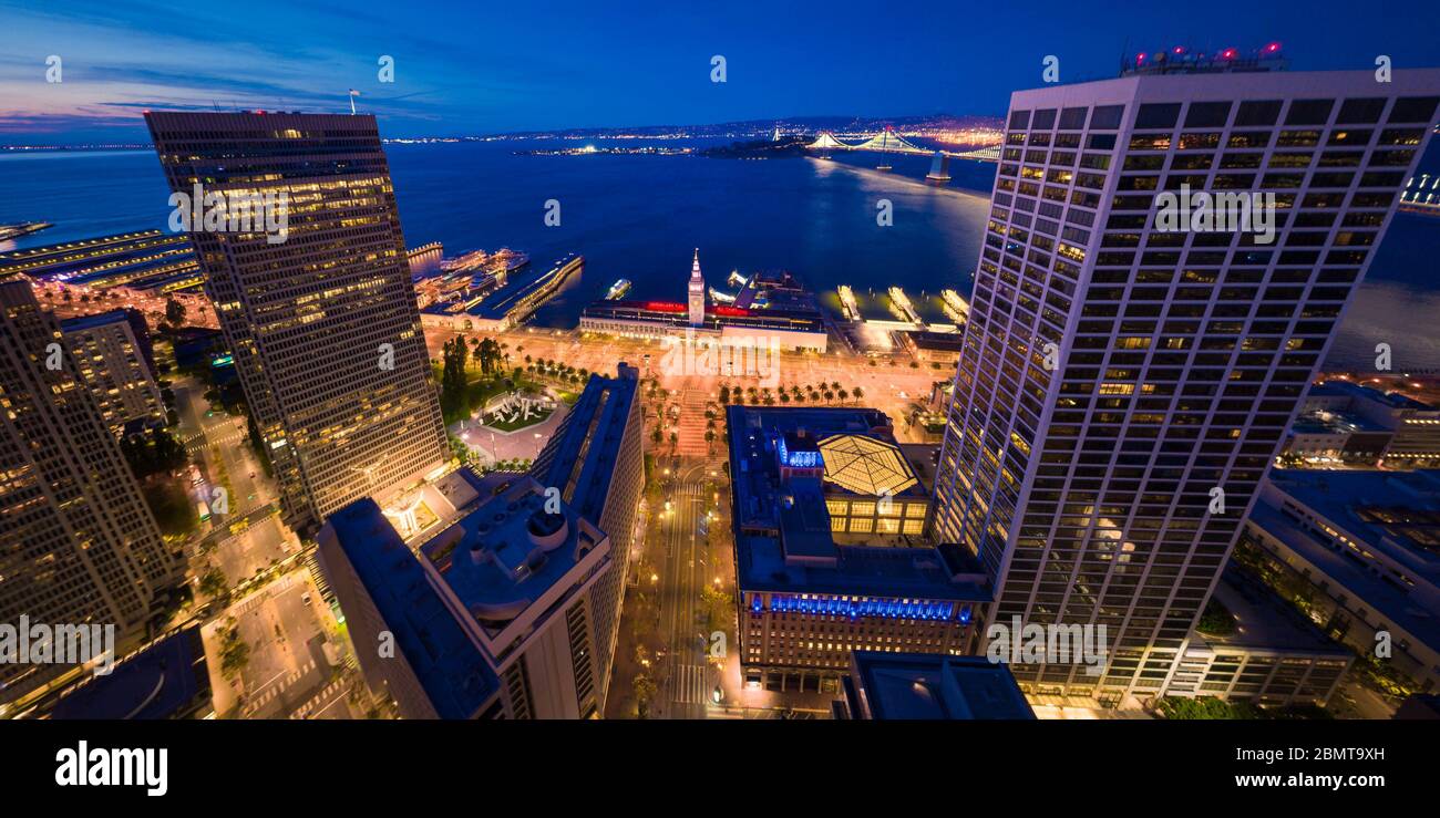 Vista panoramica aerea della città di San Francisco Skyline e del Ferry Building al tramonto con le luci della città, California, USA - vuoto durante la mensola in posizione Foto Stock