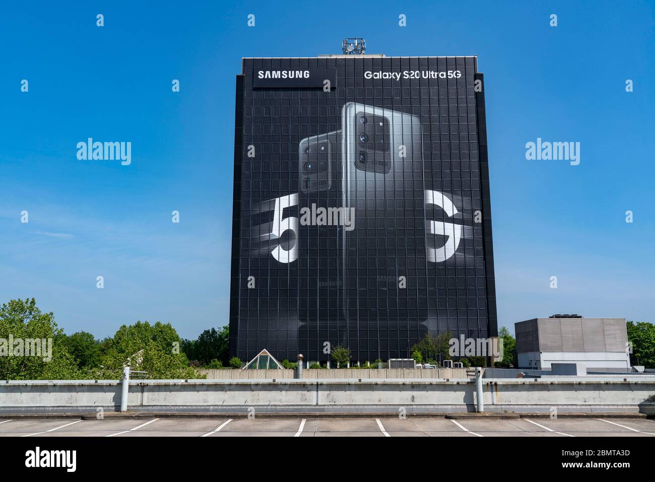 Pubblicità su larga scala per il nuovo cellulare Samsung Galaxy S20 Ultra 5G, sulle facciate dell'ex edificio Stinnes a Rhein-Ruhr-Zentrum, ON Foto Stock