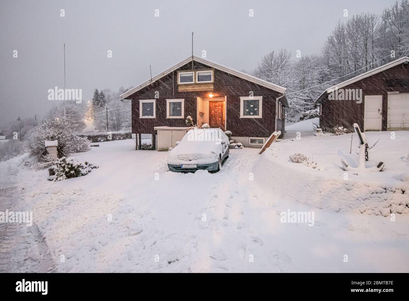 Vialetto nevoso di una casa marrone in inverno. Foto Stock