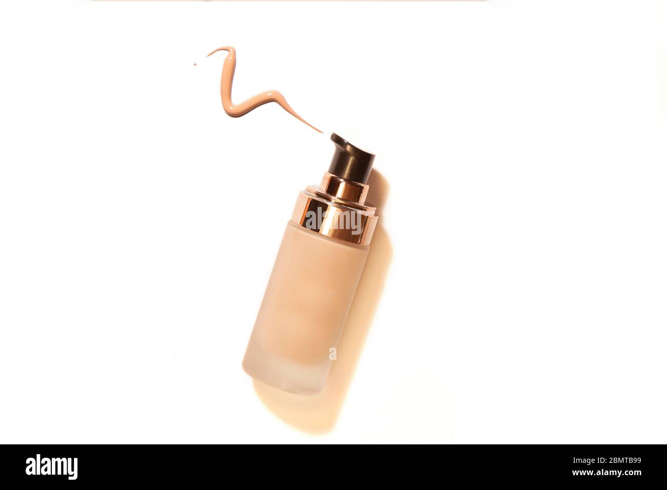 Bottiglie per contenitori per fondazioni o panna bb e cc. Flacone in vetro trasparente con dispenser. Modello di confezionamento per prodotto cosmetico con liquido Foto Stock