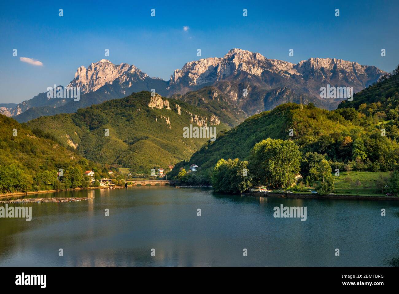Jablanicko jezero (Lago Jablanica), Canyon del fiume Neretva, massiccio di Bjelasnica, Alpi dinariche, Cantone Erzegovina-Neretva, Bosnia-Erzegovina Foto Stock