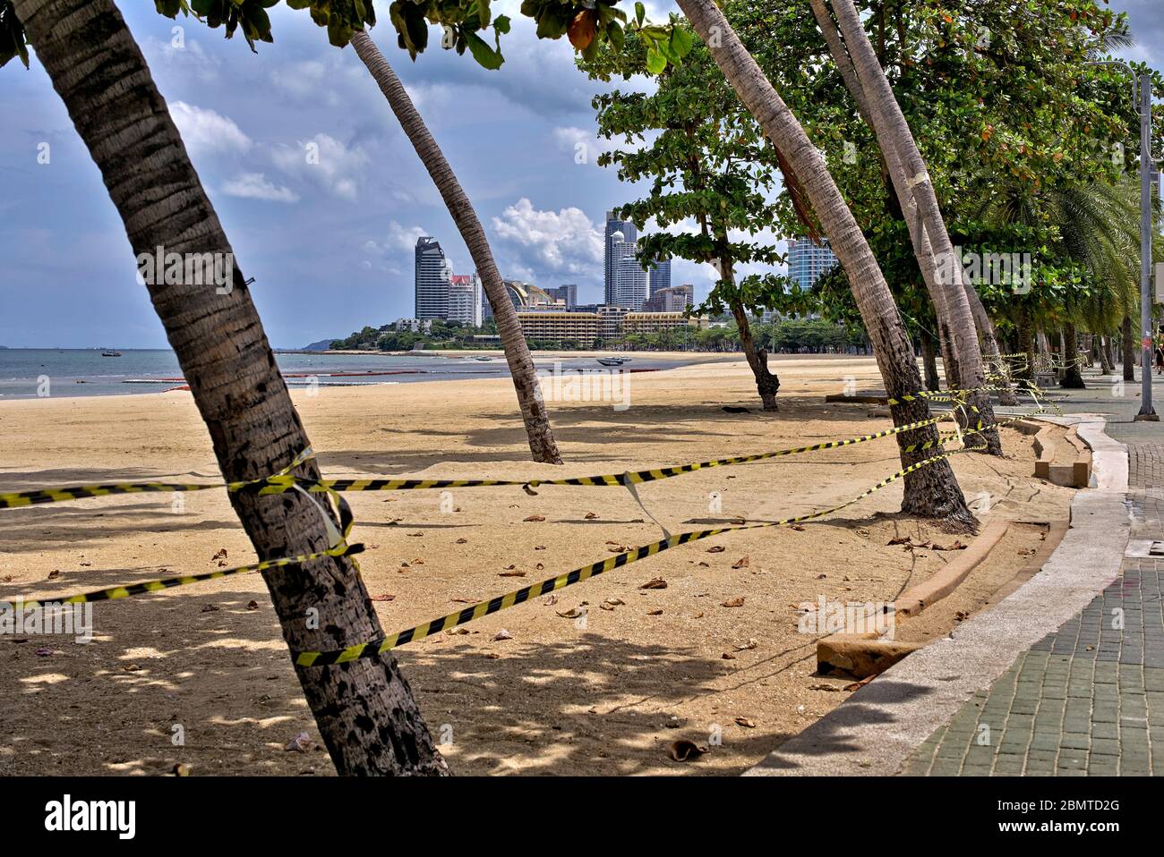 Effetto COVID-19. Coronavirus lockdown cordonato fuori spiaggia vuota a Pattaya Thailandia a causa della minaccia Coronavirus con tutti gli accessi negato e vietato. Foto Stock