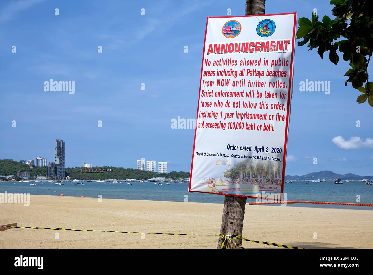 Restrizioni di blocco del coronavirus senza ingresso alla spiaggia consentito e cartello e avviso di penalità. Covid-19 problemi di salute e sicurezza. Pattaya Thailandia Foto Stock