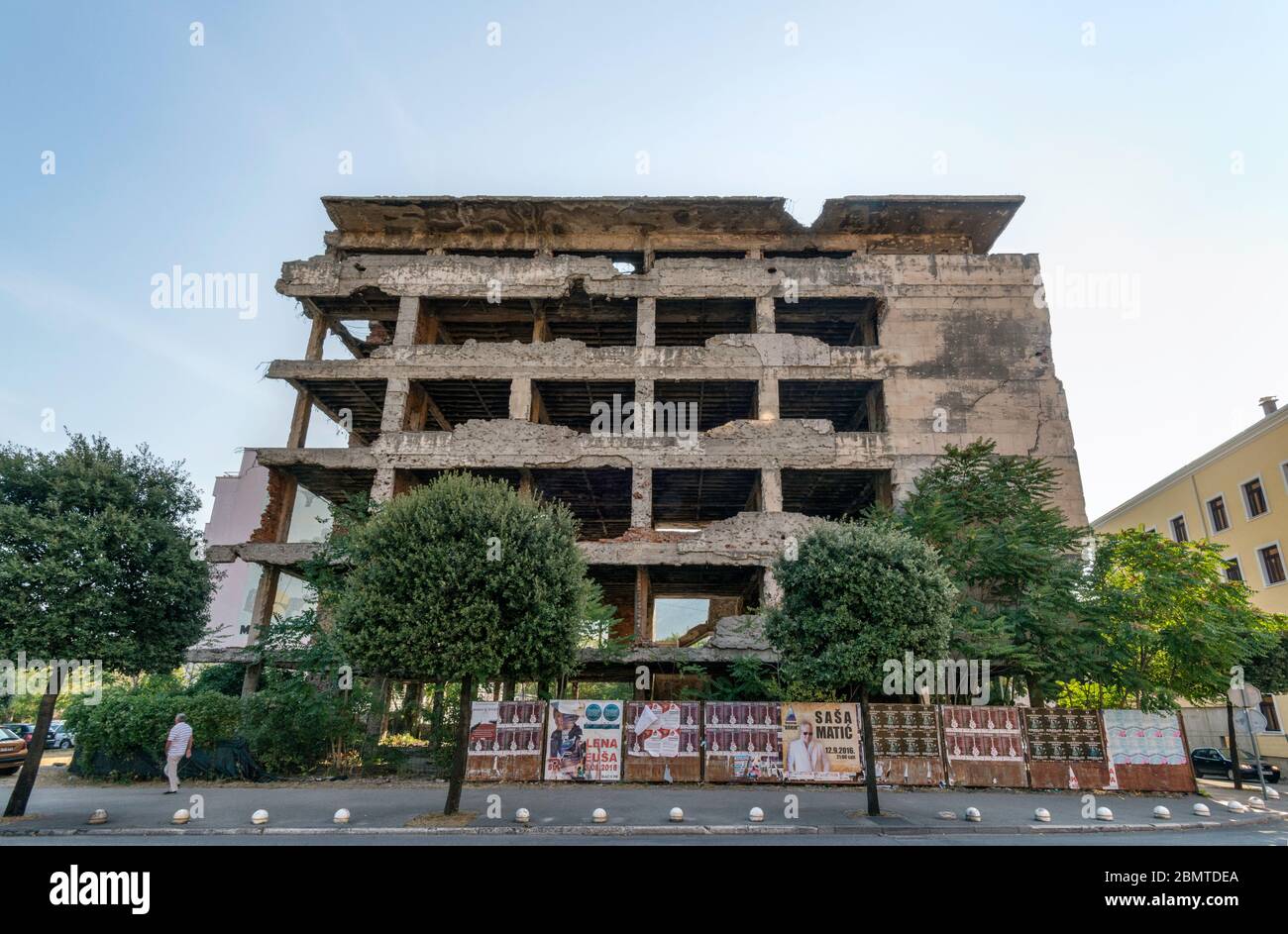 Edificio distrutta durante la guerra bosniaca, a Mostar, Bosnia-Erzegovina, Europa sudorientale Foto Stock